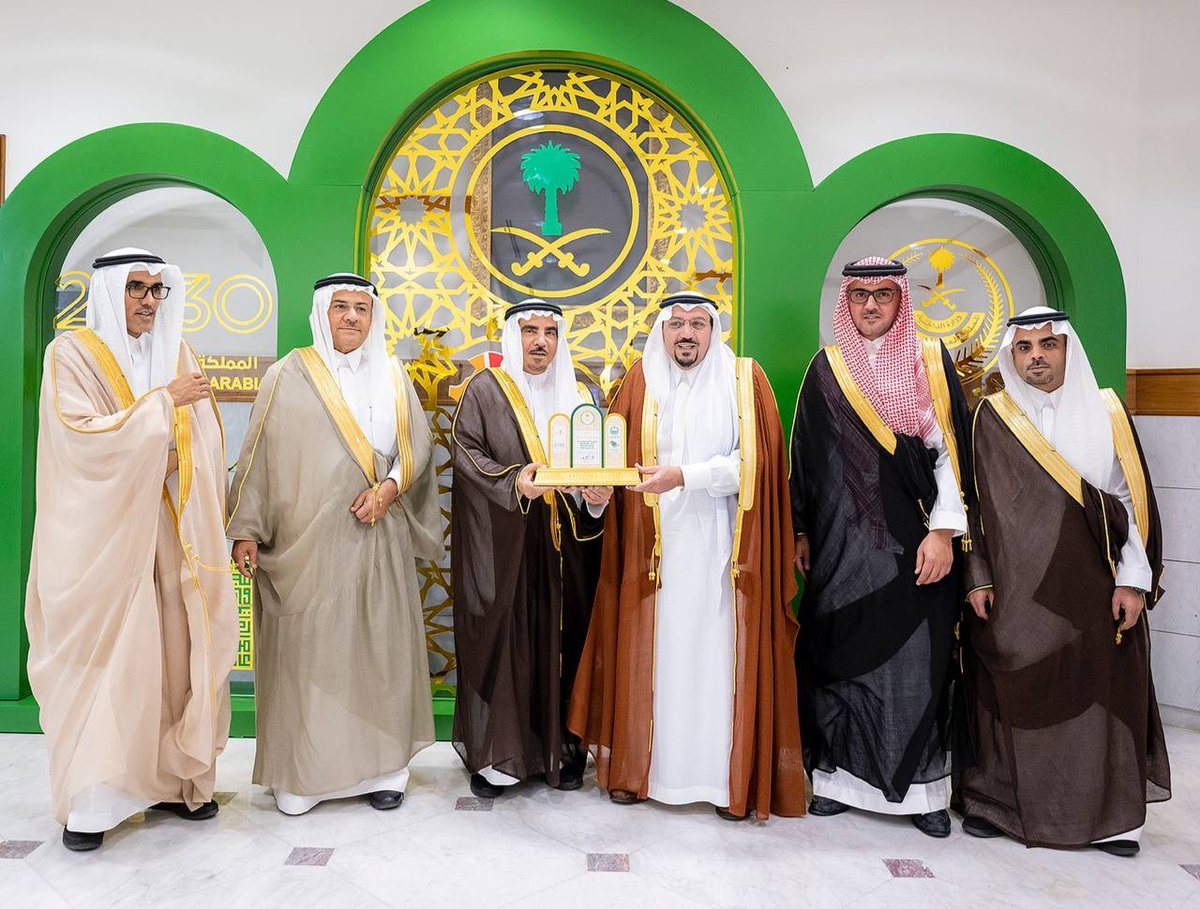 EmarahAlQassim's tweet photo. ثمّن سموه جهودهم المميزة في العمل الاجتماعي و المسؤولية المجتمعية والاداء الحكومي ..
سمو #امير_القصيم يكرم الشيخ ابراهيم الحسني والأستاذ عبدالله العثيم والرئيس التنفيذي لتجمع القصيم الصحي د.سلطان الشائع ضمن مبادرة #مبدعون بمناسبة #اليوم_الوطني_السعودي92 . https://t.co/EDxLA0vjKS