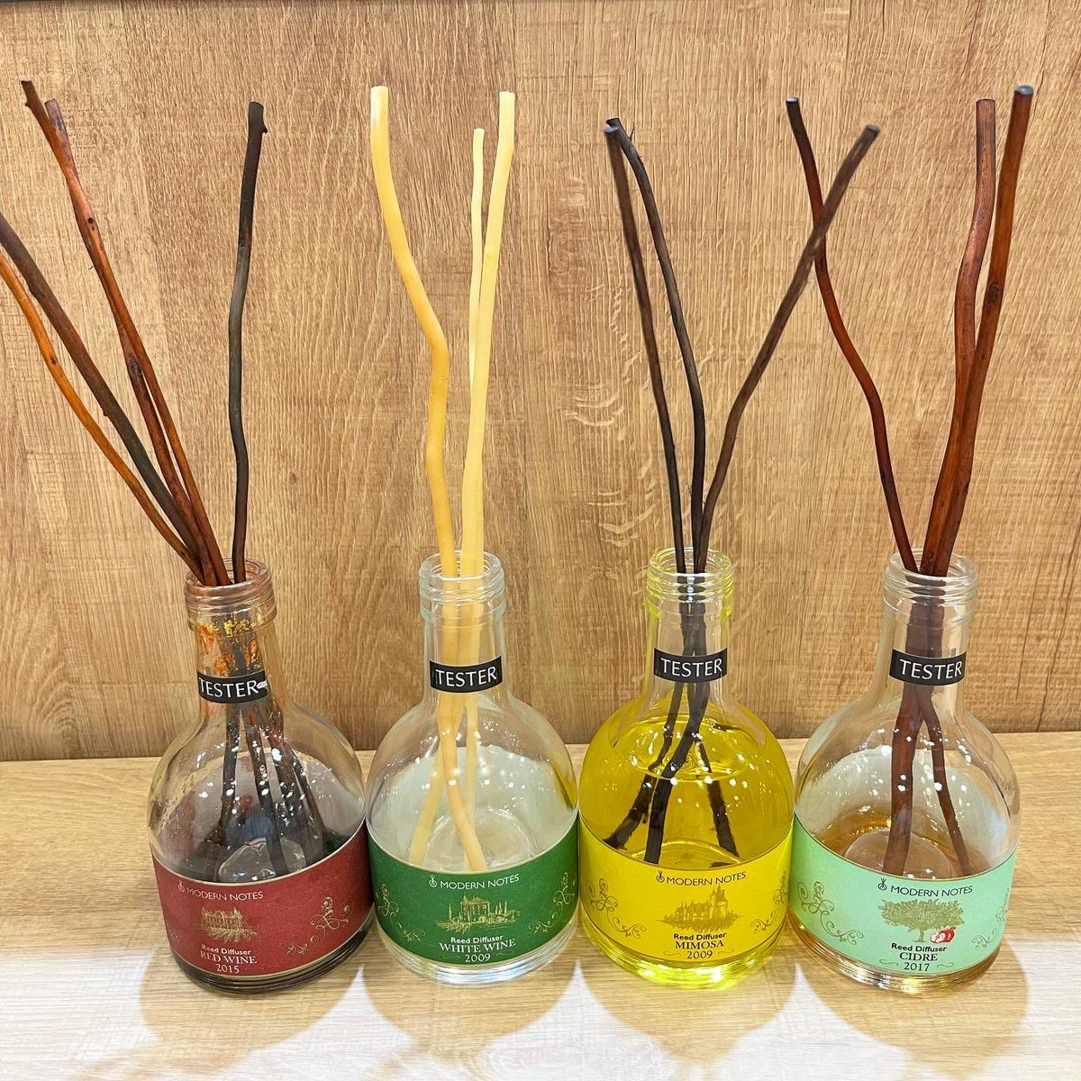 PenTerrace_Waka's tweet image. 人気の #ディフューザー
「#MODERNNOTES(#モダンノーツ)」
#ワインコレクション ディフューザーから
ミモザの香りが新しく入荷しています🏵

ミモザカクテルをイメージした柑橘系の
爽やかな香りがお楽しみ頂けます💛

instagram.com/p/Cj5DMTJhdFB/…

#ペンテラス和歌山 #文具