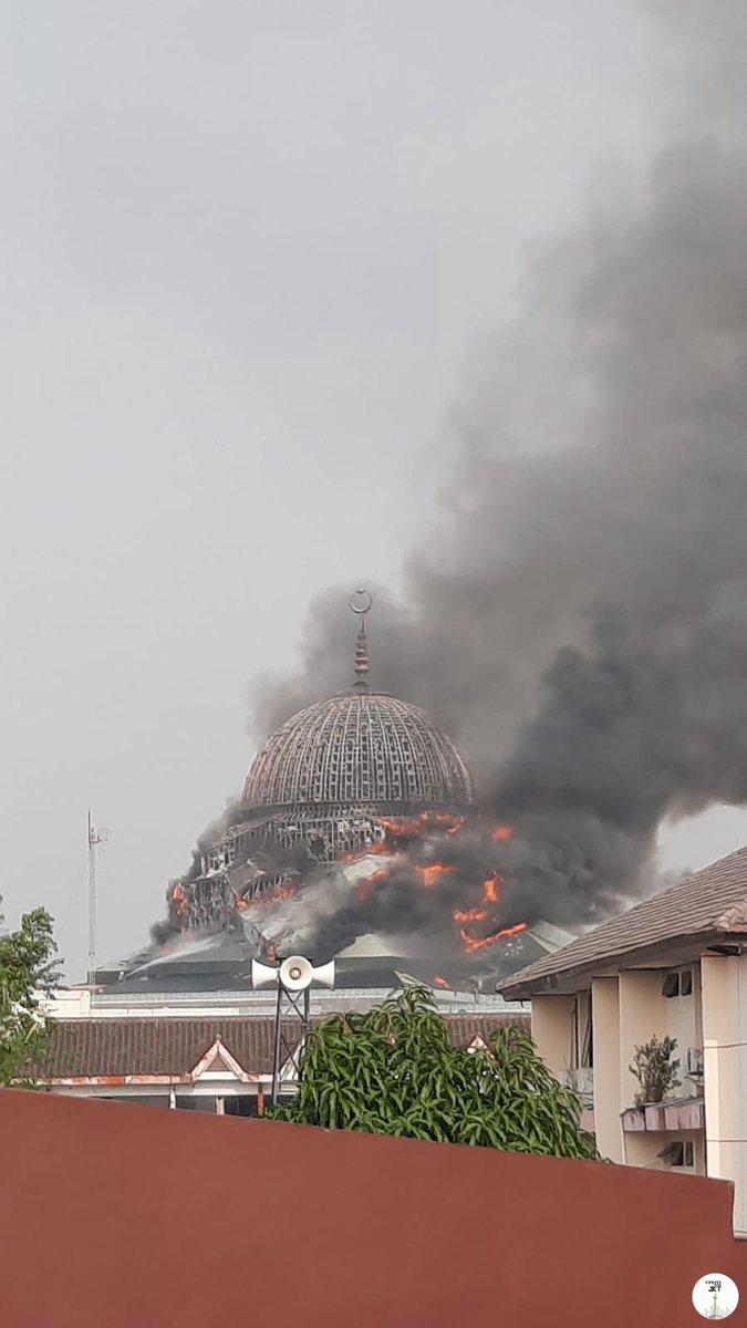 txtdrjkt's tweet photo. Masjid Raya Islamic Center di Jakarta Utara, kebakaran hebat sampai roboh atapnya https://t.co/TChLS8spD2