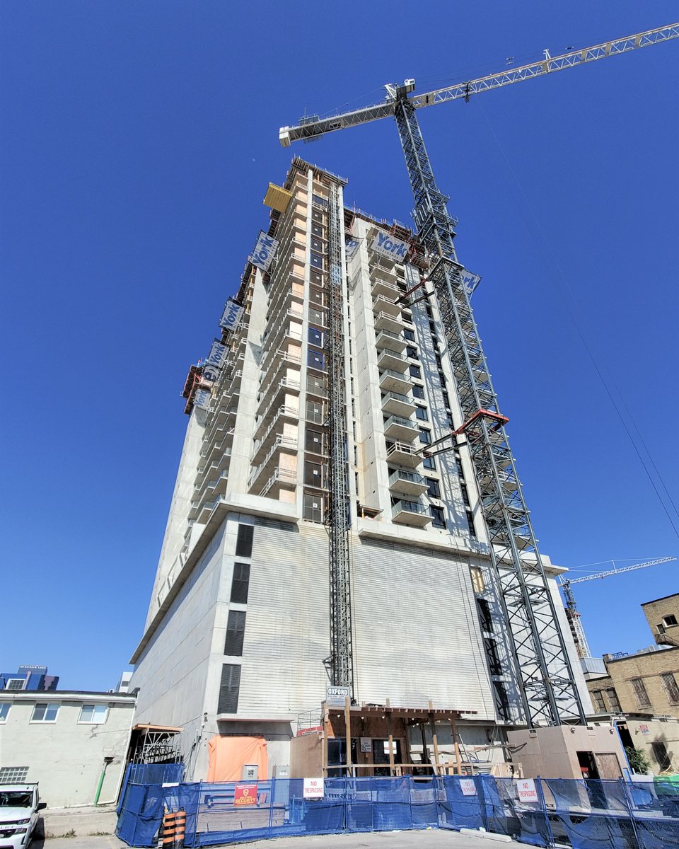 zeddarchitect's tweet photo. A recent pic of the progress at 131 King St. taken from the back during one of our routine site inspections. Currently they're working on floor 23 of 31. Nice day for it! https://t.co/iXw7AdIgFl