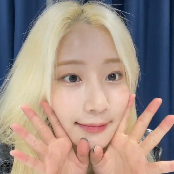 lqcignature's tweet photo. the cutest picture sequence ever 🦦

#dohee #도희 #cignature #시그니처 https://t.co/y3TThHL3bP