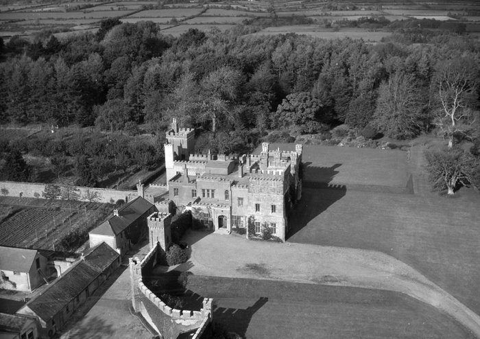 As part of our ongoing collaboration with <a href="/RIAdawson/">Royal Irish Academy</a> Gemma Clark <a href="/GeemarJo/">Gemma Clark</a> discusses the burning of Tullamaine Castle and other instances of violence that occurred during the Irish Civil War rte.ie/centuryireland…