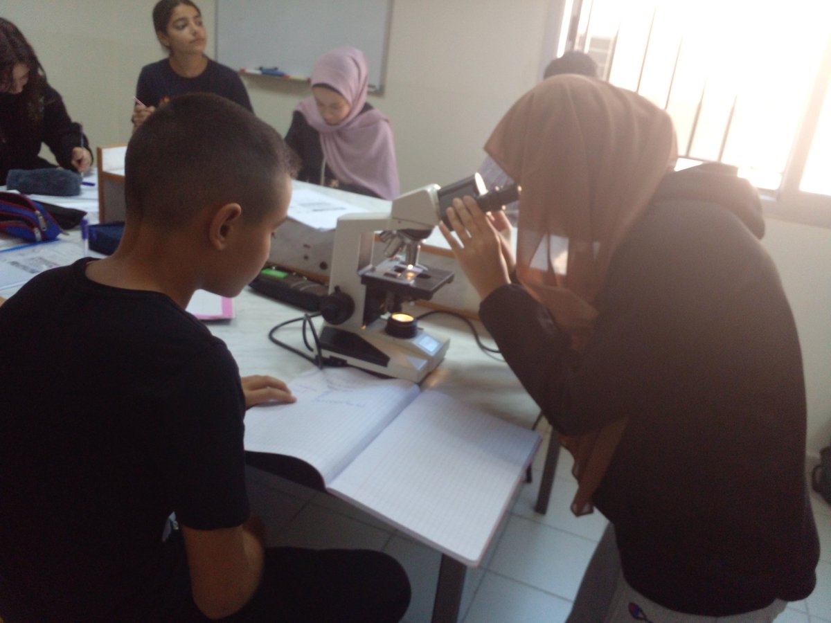 TahaniDandashli's tweet photo. Grade 9 students are observing bacterial smear using the  mircosope' eyepiece.
#labwork 
@manar_kanawaty @MakassedSaida https://t.co/avtNhhB2zQ