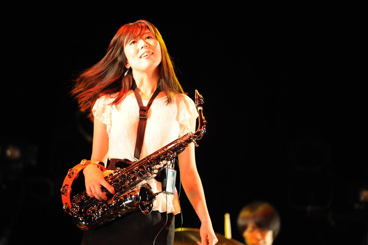 Ray_VSP_RBR's tweet photo. 2016年8月16日　赤坂BLITZ（当時）
WaFFlyDaizy ライブ写真 ⑬

Vo：藍樹魅那
Sax ：Koto
Ds：藤崎誠人

《サポートメンバー》
Guitar：NORIZO
Bass：YUJI https://t.co/djLiY7D59w