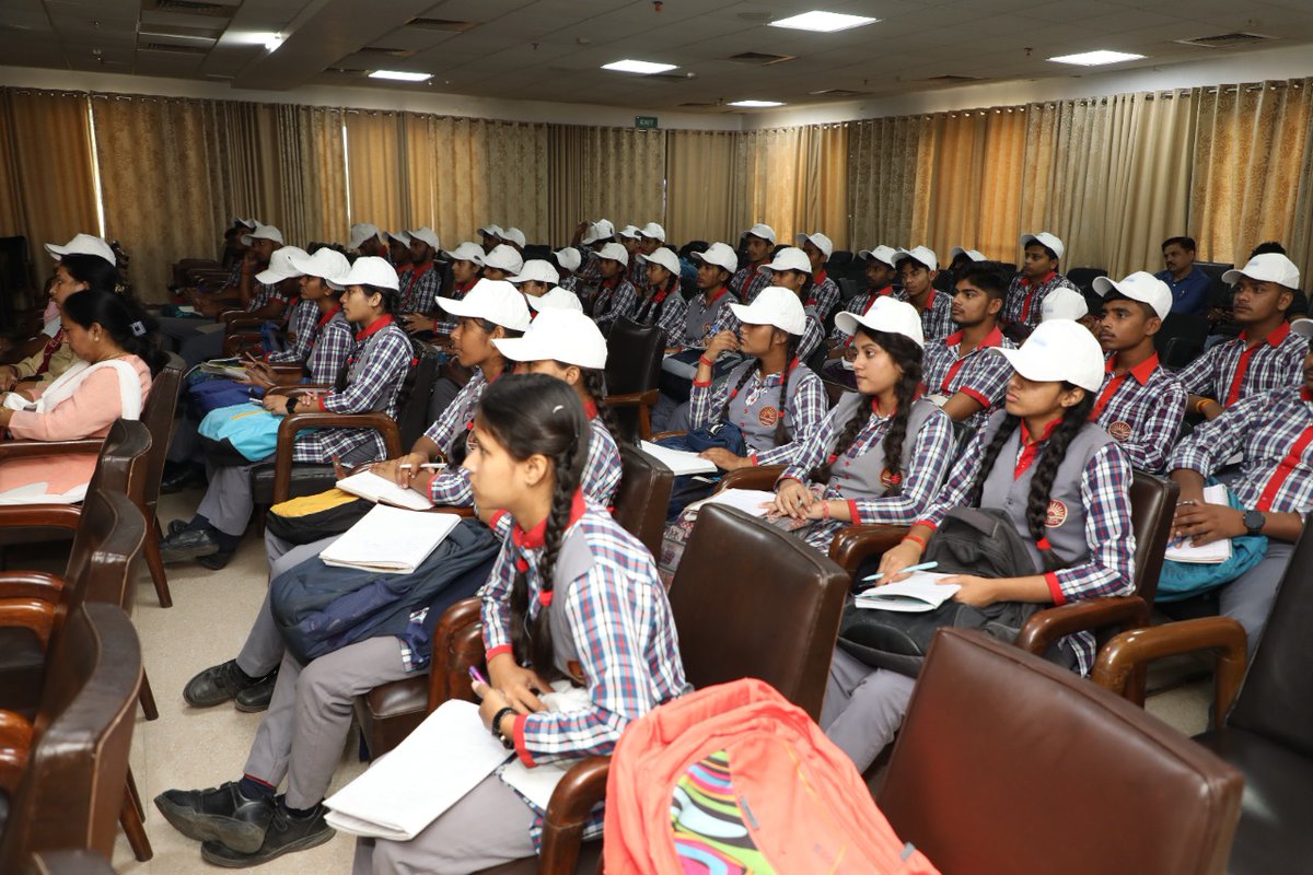 CSIR_CDRI's tweet photo. The major objective of the program was to motivate the young students for pursuing their career in Science 
@KVS_HQ 
@EduMinOfIndia @VigyanPrasar https://t.co/UQuEDVF4Kt