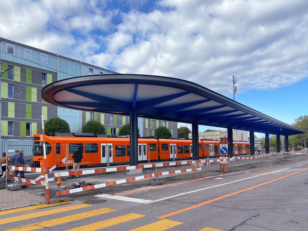 Grosszügig und luftiger: Der neue Bahnhof Ittigen wird im November in Betrieb genommen. Das Gesamtprojekt «Knoten Station Ittigen» verzögert sich jedoch. 

Mehr Infos dazu unter:  rbs.ch/medienmitteilu…
