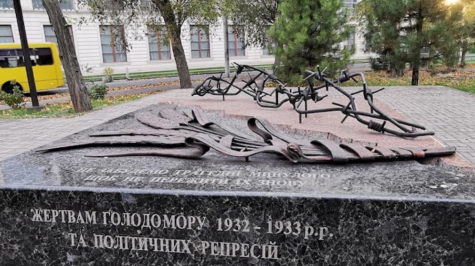 In occupied Mariupol, Russians remove a memorial to the victims of the Holodomor, the colossal genocidal crime perpetrated by the Soviets against the Ukrainian nation. Like grandfathers, like grandsons: #RussianGenocideOfUkrainians