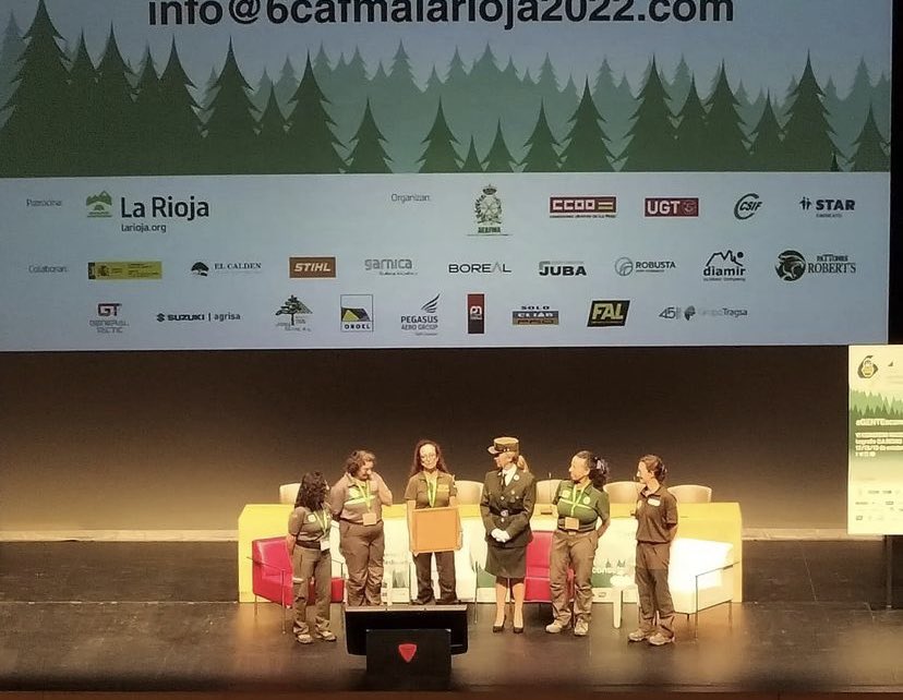 6cafmalarioja22's tweet photo. Entrega de placa conmemorativa aen el #6cafma22 Carmen Orellana, primera mujer forestal de España. 👏👏 Patrocina @lariojaorg
@Forestales_CCOO @UGTForestales @CSIF_forestales @AEAFMA @SindicatoSTAR
#AgentesConectados https://t.co/OuQ4K8pxjS
