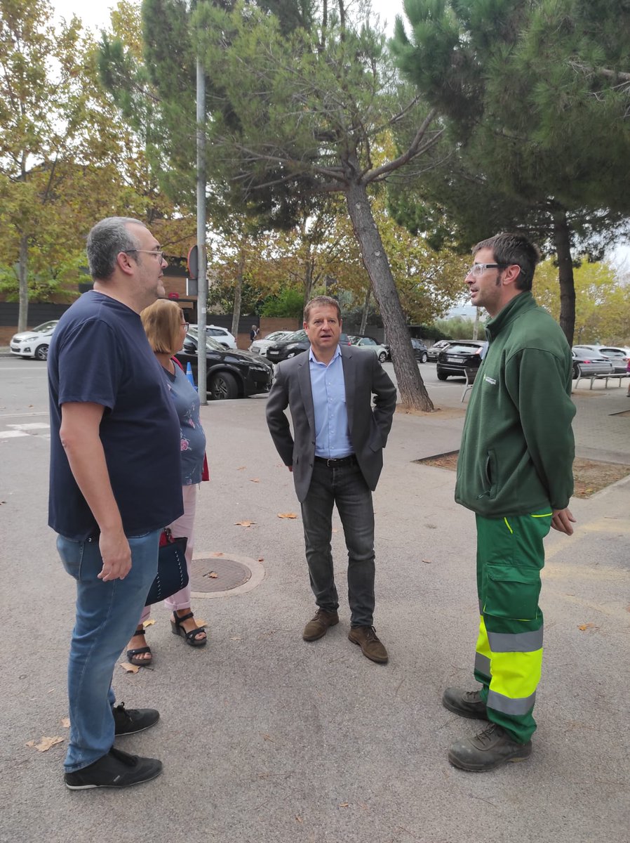SolerPere's tweet photo. Ahir vam fer entrega amb @JoseGallardoSTQ i @pgorina1 a l'escola Turó de #CanMates els hotels d'insectes que van fer els seus alumnes i que ajudaran a que, entre altres coses, hi hagi una millor pol•linització al seu hort. Bona feina!
#StQgatAvança https://t.co/noWr6r5Mjj