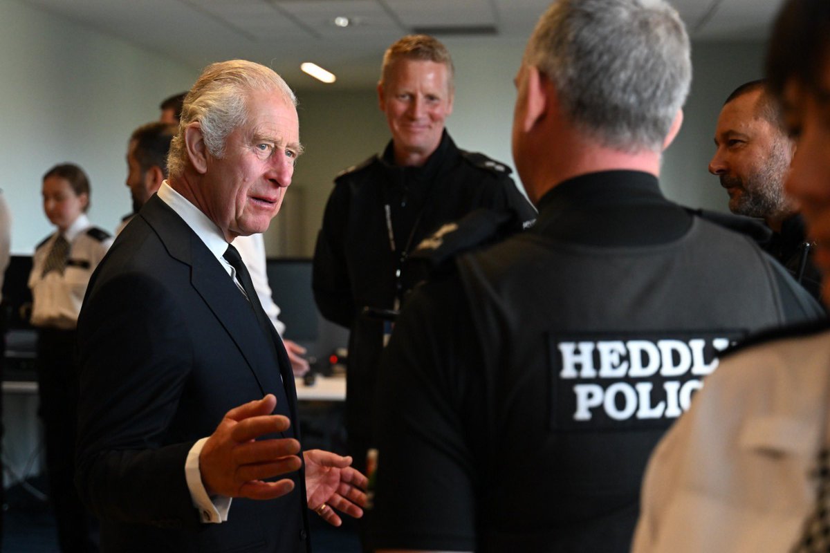 RoyalFamily's tweet photo. Across the UK, over 2,000,000 people work or volunteer across the emergency services.

Today on Emergency Services Day, we thank everyone across the NHS and all the emergency and security services for the incredible work that you do. 

#999Day https://t.co/JYhEiKEJRs
