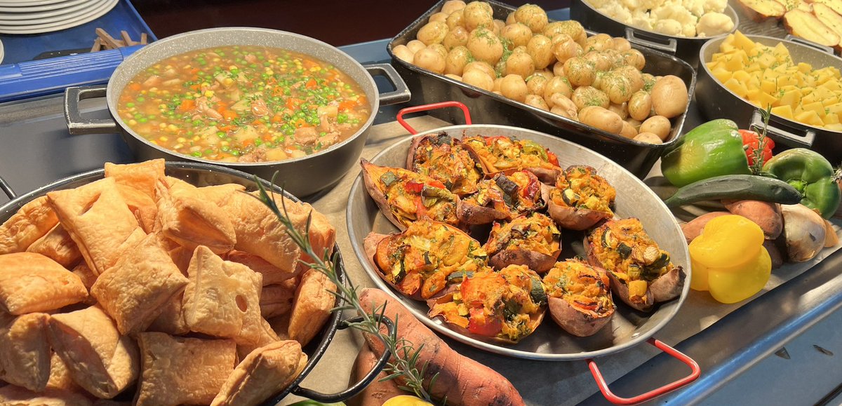 holroyd_at's tweet photo. Warming chicken 🍗 and vegetable🥕 pie or loaded sweet potatoes 🍠 with chocolate sponge for dessert #trinitylife @HolroydHowe @TrinitySeniorSc @isaschools @prepheadtrinity @Alpha_Schools https://t.co/b34AmK9XOt