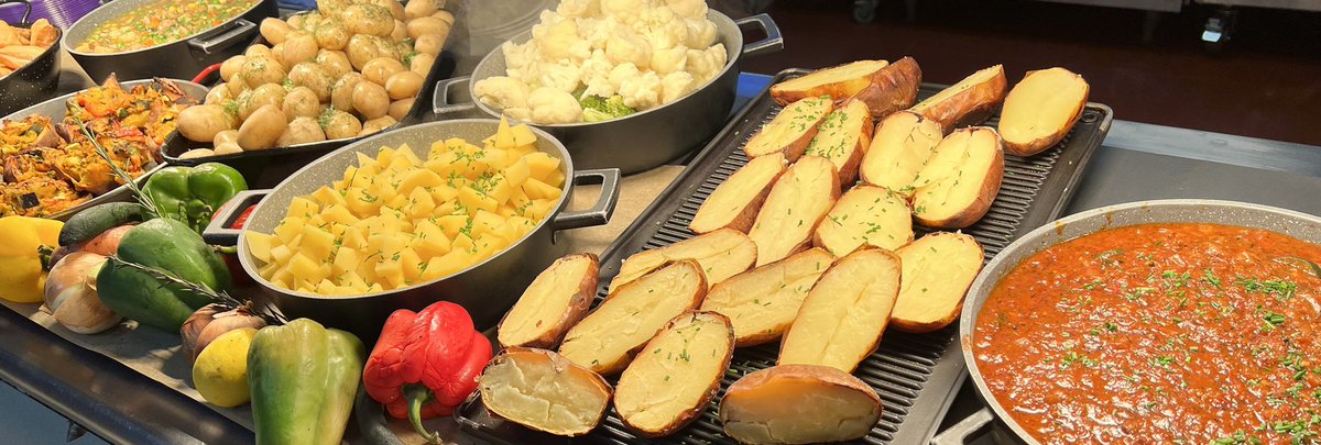 holroyd_at's tweet photo. Warming chicken 🍗 and vegetable🥕 pie or loaded sweet potatoes 🍠 with chocolate sponge for dessert #trinitylife @HolroydHowe @TrinitySeniorSc @isaschools @prepheadtrinity @Alpha_Schools https://t.co/b34AmK9XOt