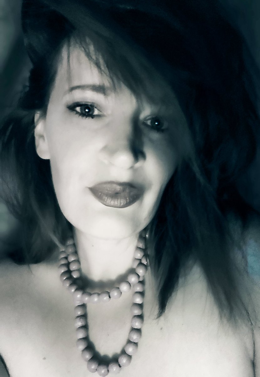 CallMeCatFlake's tweet photo. The ENORMOUS difference a camera lens makes. 😕
Samsung vs Xiaomi Crappity Crapcrap 😒🤨🤬
#photography #lensdistortion
Holy shit 😡 what's with the long face&the blur in the 2nd one?!
Same woman, different cameras.
🤯 https://t.co/1mlCjq4RnR