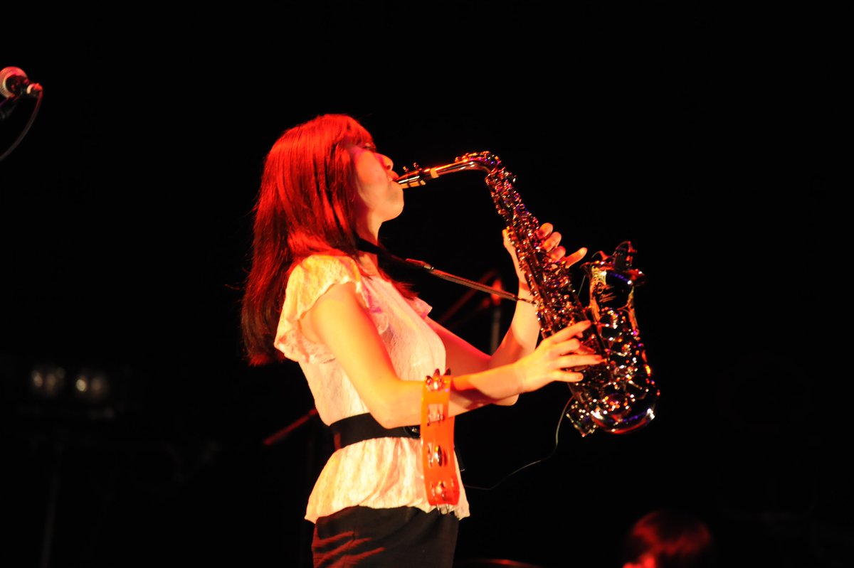 Ray_VSP_RBR's tweet photo. 2016年8月16日　赤坂BLITZ（当時）
WaFFlyDaizy ライブ写真 ⑯

Vo：藍樹魅那
Sax ：Koto
Ds：藤崎誠人

《サポートメンバー》
Guitar：NORIZO
Bass：YUJI https://t.co/Fd3aoAM8sz