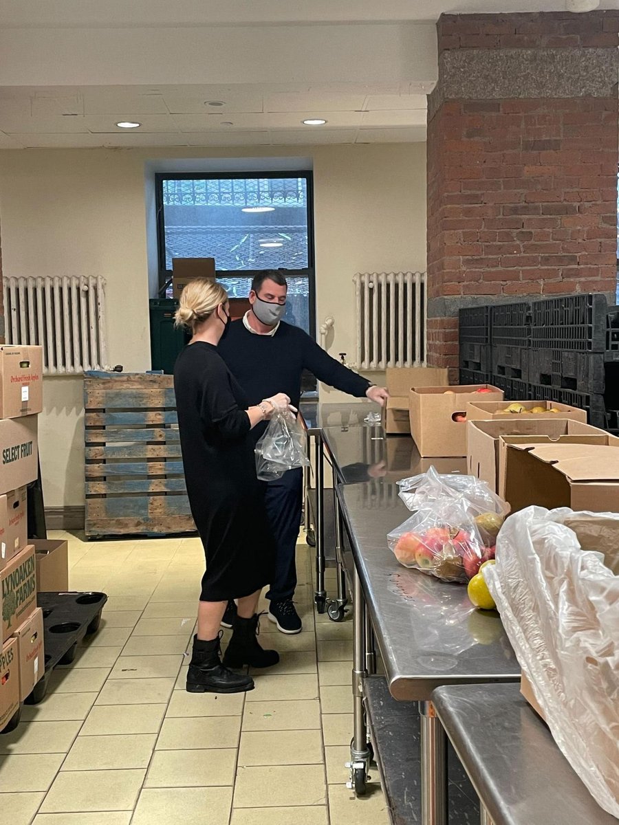 DragonRougeUK's tweet photo. Our New York team prepared food bags and boxes for the West Side Campaign Against Hunger! The food goes out to those in the community in need, & the boxes are to help transport food to the outer boroughs such as the #Bronx or #WashingtonHeights! 🍎 #wscah #nyc #volunteering #drny https://t.co/UXIxdmHnES
