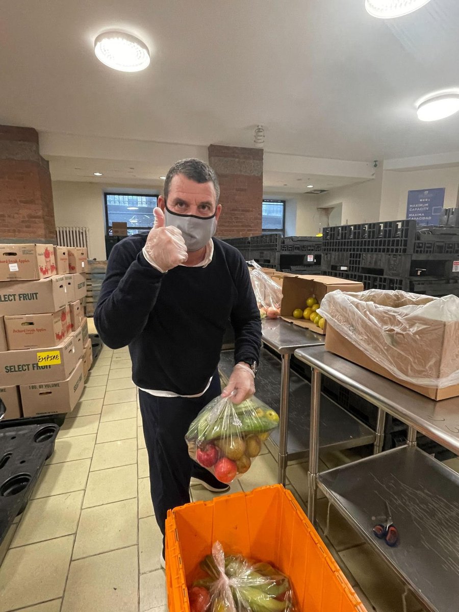 DragonRougeUK's tweet photo. Our New York team prepared food bags and boxes for the West Side Campaign Against Hunger! The food goes out to those in the community in need, & the boxes are to help transport food to the outer boroughs such as the #Bronx or #WashingtonHeights! 🍎 #wscah #nyc #volunteering #drny https://t.co/UXIxdmHnES