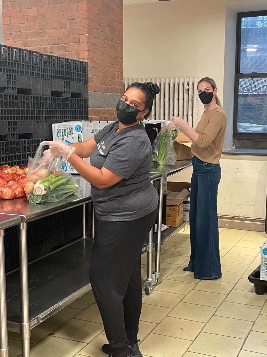 DragonRougeUK's tweet photo. Our New York team prepared food bags and boxes for the West Side Campaign Against Hunger! The food goes out to those in the community in need, & the boxes are to help transport food to the outer boroughs such as the #Bronx or #WashingtonHeights! 🍎 #wscah #nyc #volunteering #drny https://t.co/UXIxdmHnES