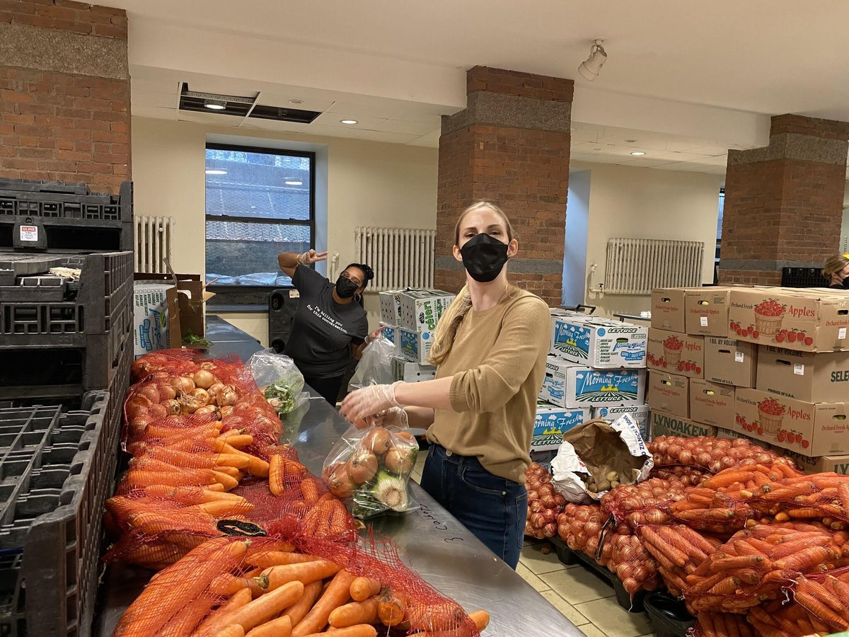 DragonRougeUK's tweet photo. Our New York team prepared food bags and boxes for the West Side Campaign Against Hunger! The food goes out to those in the community in need, & the boxes are to help transport food to the outer boroughs such as the #Bronx or #WashingtonHeights! 🍎 #wscah #nyc #volunteering #drny https://t.co/UXIxdmHnES