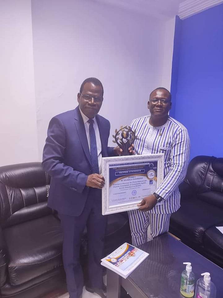 salonpme_uemoa's tweet photo. Visite de courtoisie et remise du prix à M. Soumaïla OUEDRAOGO, Membre du Comité des Experts du Salon. Ce trophée lui avait été décerné à l'occasion de la 7ième Édition du Salon, pour sa contribution multiple forme au développement des PME.
#EnRoutePourSBPME2022
#ONECCA
#CACS https://t.co/EMGJYYl1BI