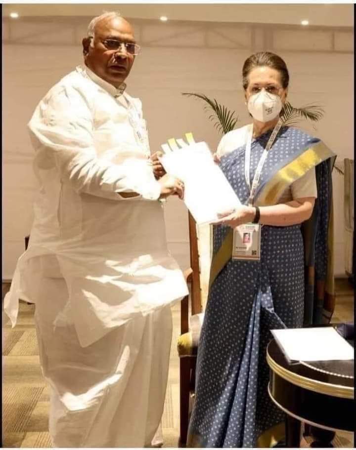 कांग्रेस के राष्ट्रीय अध्यक्ष निर्वाचित होने पर वरिष्ठ नेता श्री मल्लिकार्जुन खड़गे जी को हार्दिक बधाई एवं शुभकामनाएं!!

आपके कुशल नेतृत्व का लाभ सभी कांग्रेस जन को मिलेगा।

<a href="/kharge/">Mallikarjun Kharge</a> <a href="/INCIndia/">Congress</a> <a href="/RahulGandhi/">Rahul Gandhi</a>