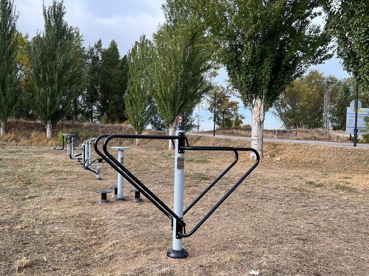 Aytoburgos's tweet photo. Ya está operativo el nuevo parque #biosaludable en el barrio de Villaloquéjar, que se suma a las otras veinte instalaciones en distintos barrios de #Burgos
✅8 elementos
✅Inversión municipal 9.350 € https://t.co/ORplhinFbn