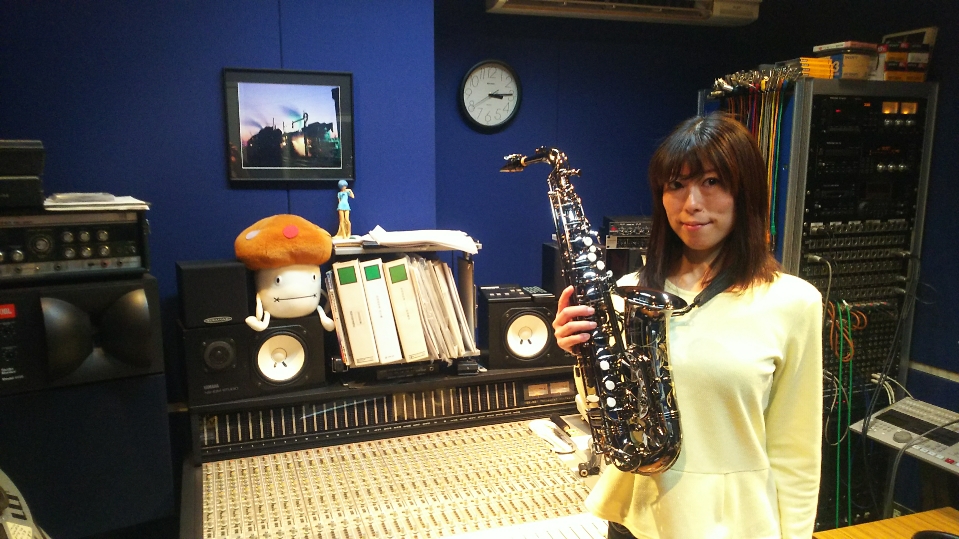 Ray_VSP_RBR's tweet photo. WaFFlyDaizy サックスのKoto。

STUDIO PASTEL でののレコーディング時にコントロール・ルームにて。 https://t.co/c1Llafy6QS