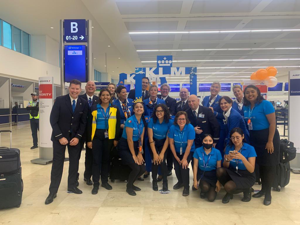 🎉 Feestje..
We vliegen weer richting Cancun.
Extra taart, guacamole en taco’s.
Alleen maar blije gezichten 😉
<a href="/KLM/">KLM</a> <a href="/KLM_press/">KLM Newsroom</a> <a href="/AirFranceKLM/">Air France-KLM Group</a>