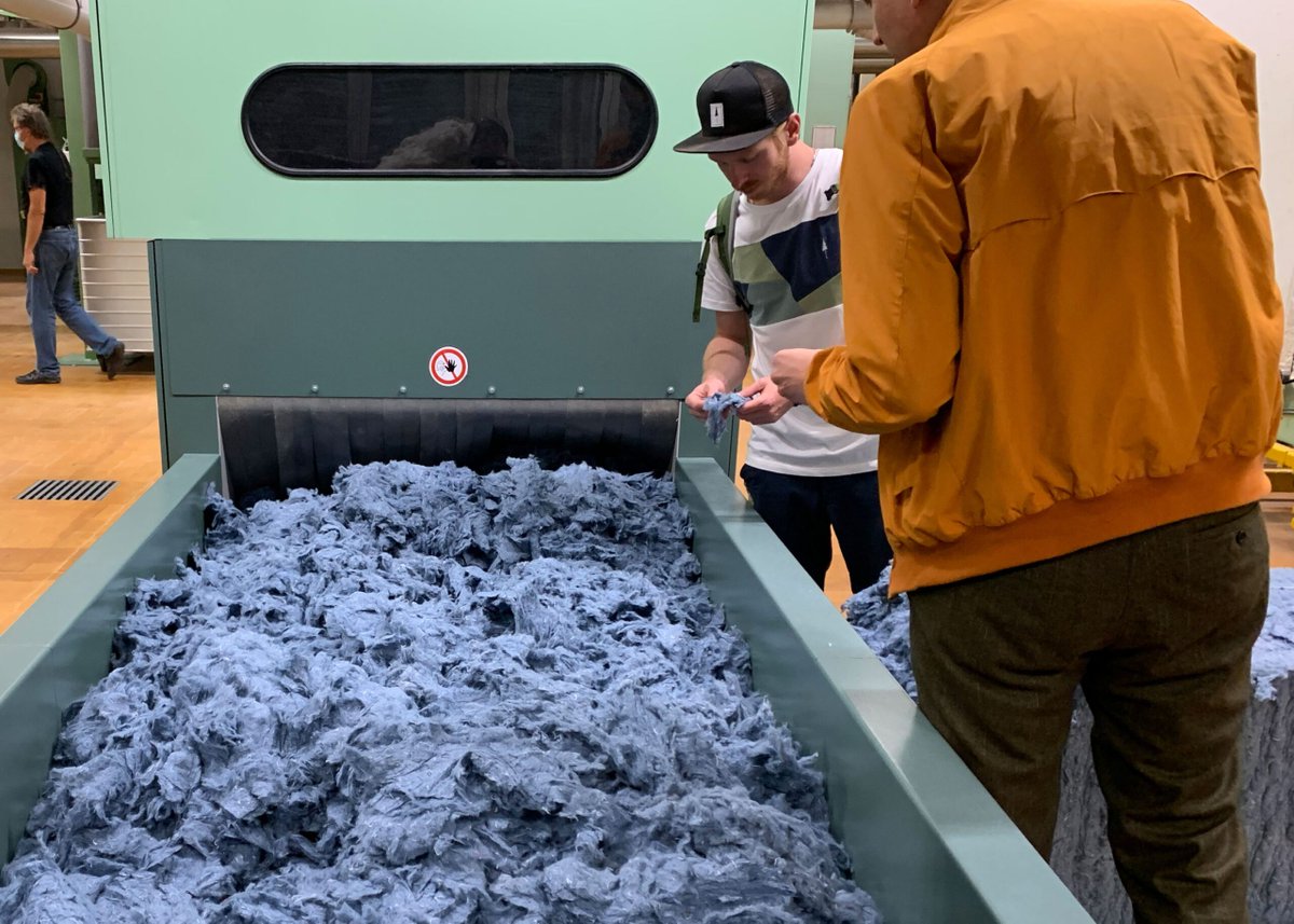 hslu's tweet photo. Pro Tag landen 100 Tonnen #Textilien in der #Altkleidersammlung. Etwa die Hälfte davon wird zu Putzlappen verarbeitet oder verbrannt. Die #HSLU erforschte im Projekt #Texcircle, wie alte Pullis und Co. zu neuer Kleidung recycelt werden können. https://t.co/vKoX3O4jv6 https://t.co/QZ4gaFceSM