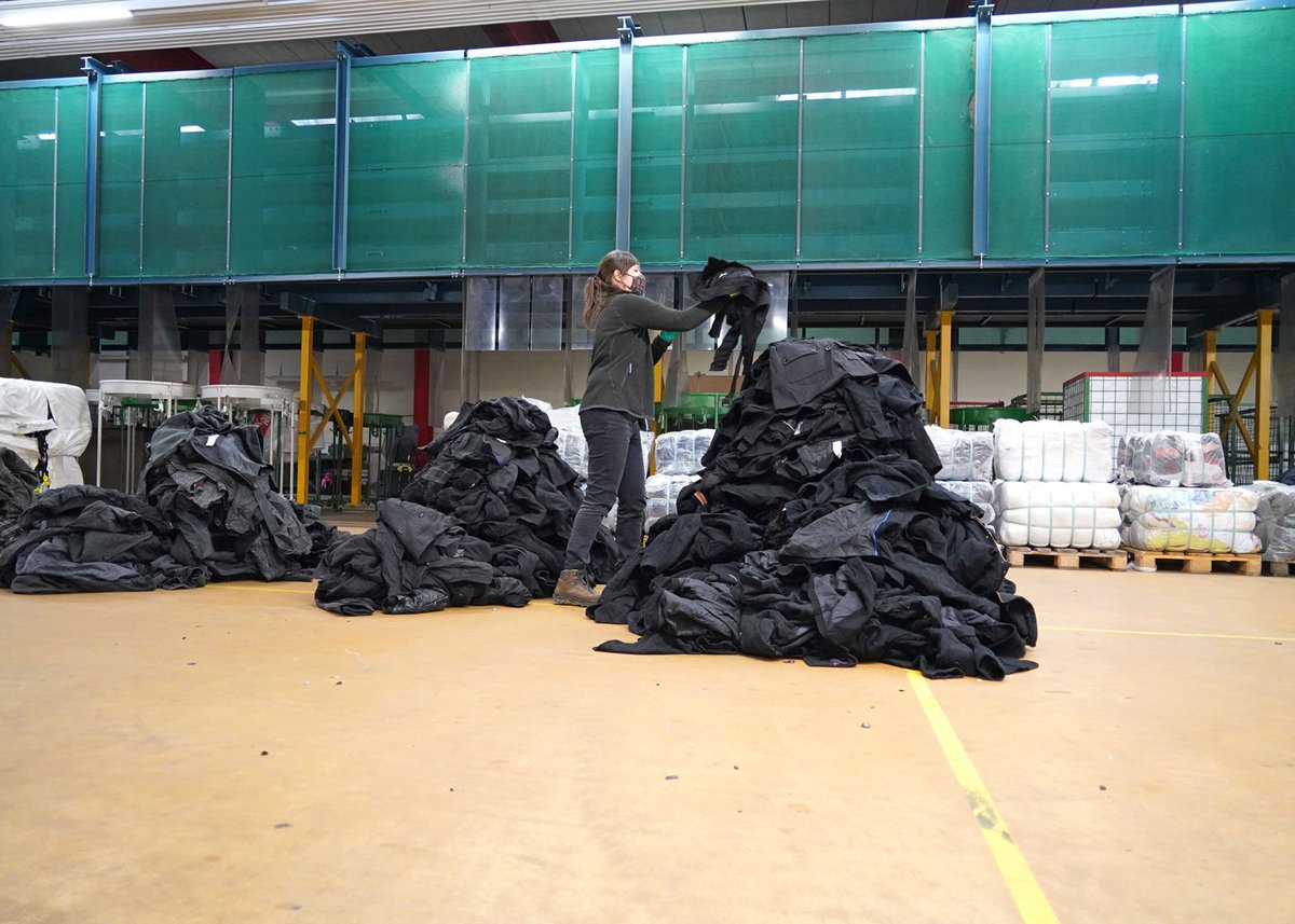 hslu's tweet photo. Pro Tag landen 100 Tonnen #Textilien in der #Altkleidersammlung. Etwa die Hälfte davon wird zu Putzlappen verarbeitet oder verbrannt. Die #HSLU erforschte im Projekt #Texcircle, wie alte Pullis und Co. zu neuer Kleidung recycelt werden können. https://t.co/vKoX3O4jv6 https://t.co/QZ4gaFceSM