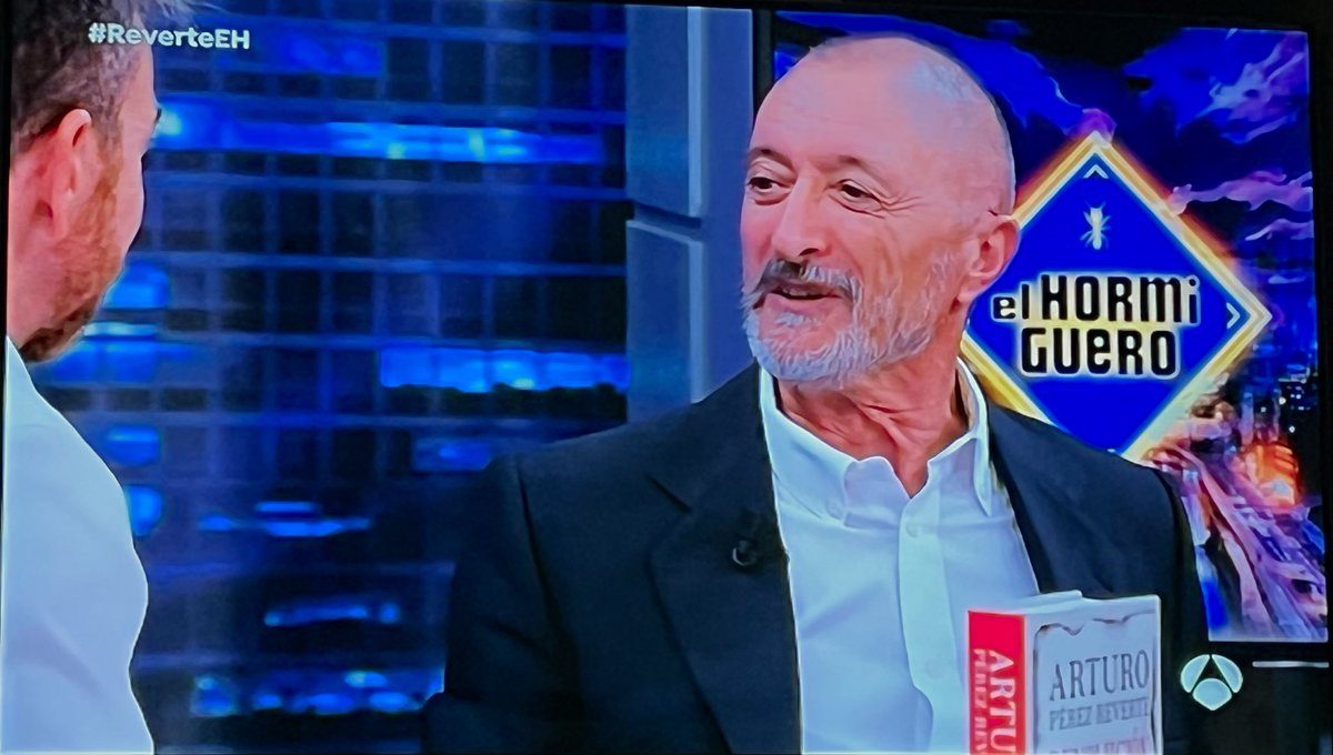 gabyarocha's tweet photo. La entrevista a Pérez Reverte ayer en El Hormiguero fue una joya: "La mujer tiene una manera de mirar, unos silencios, que el hombre no tiene. Una mujer callada puede enseñarte más que diez hombres hablando. Y el día que descubrí eso comprendí que a las mujeres hay que mirarlas". https://t.co/gqiA9se0cz