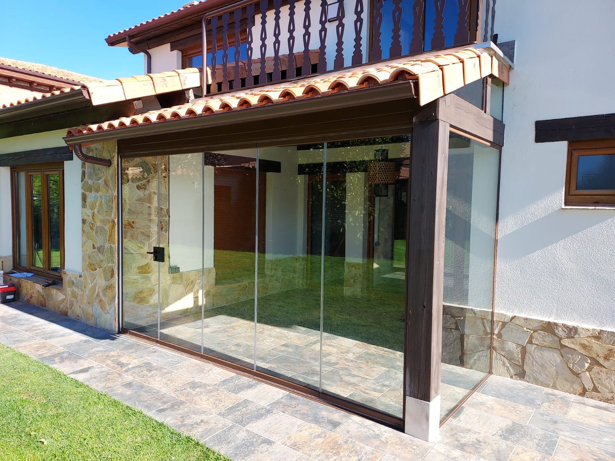 Levidrio's tweet photo. [Proyecto] Cerramiento de porche con cortinas de vidrio Extendglass en vivienda unifamiliar.

#AmpliamosTuEspacioVital
#leonesp https://t.co/J14hKpiQdB
