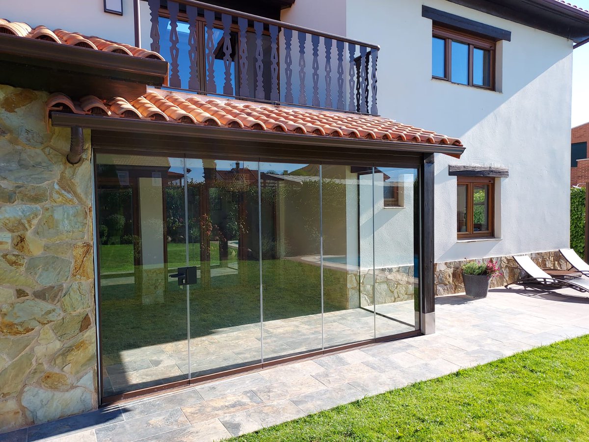 Levidrio's tweet photo. [Proyecto] Cerramiento de porche con cortinas de vidrio Extendglass en vivienda unifamiliar.

#AmpliamosTuEspacioVital
#leonesp https://t.co/J14hKpiQdB