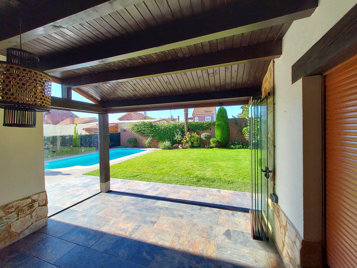 Levidrio's tweet photo. [Proyecto] Cerramiento de porche con cortinas de vidrio Extendglass en vivienda unifamiliar.

#AmpliamosTuEspacioVital
#leonesp https://t.co/J14hKpiQdB