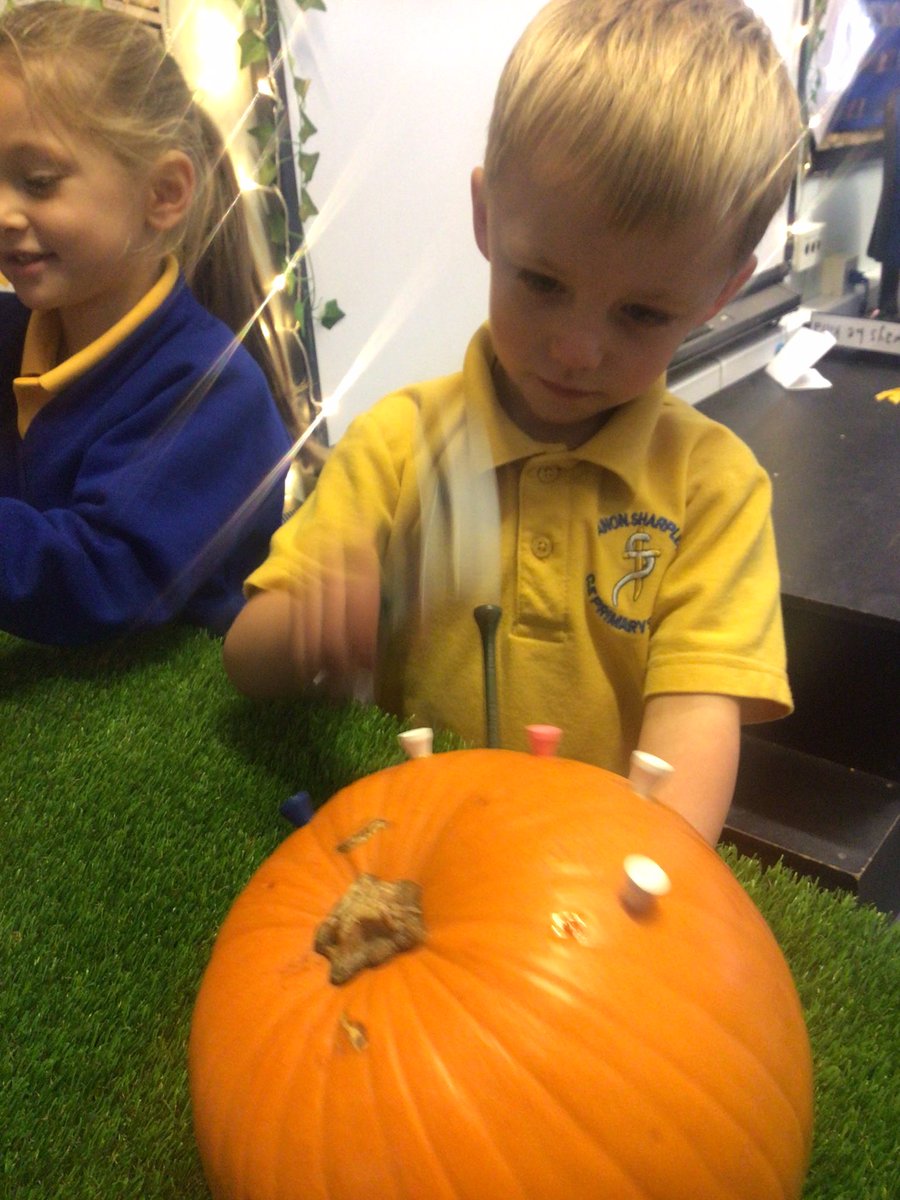Canon_Reception's tweet photo. Lots of autumn themed fine motor fun this morning. The children are enjoying hammering the golf tees into the pumpkins and threading their own autumn necklaces! ππ¨π§Άππ #EYFS #finemotor @Cornerstonesedu #ExploringAutumn @CanonSharples @LT_Trust https://t.co/6i1sk0Xy9S