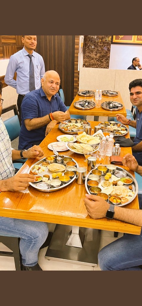 ibablubjp's tweet photo. दिल्ली के शिक्षा मंत्री 22 प्रकार के व्यंजन आहार ग्रहण करते हुए फोटो सोशल मीडिया पर अपलोड करते हैं और गुजरात के परदेस अध्यक्ष गुजरात के 100 साल उम्र वाली माता को गाली वितरण करते हैं गुजरात की जनता बहुत ही करारा जवाब देंगे https://t.co/2giDPmSIBS