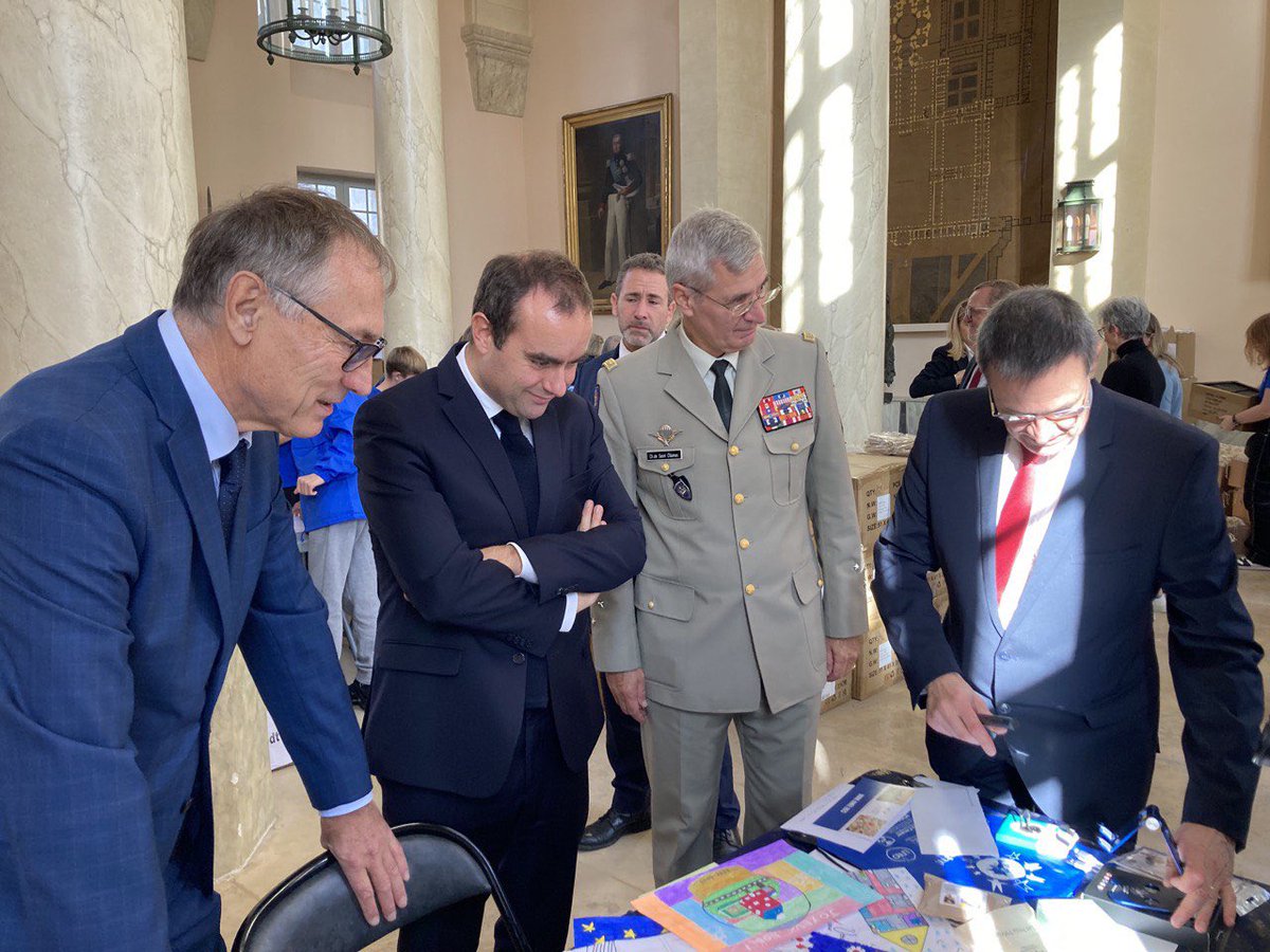 Bravo cher @BockelJeanMarie pour cette belle initiative, à laquelle je m’associe, qui se répète chaque année pour nos militaires engagés en opérations extérieures et intérieures, loin de leurs familles. Merci à tous les bénévoles mobilisés, dont ceux l’EPIDE de Val-de-Reuil.