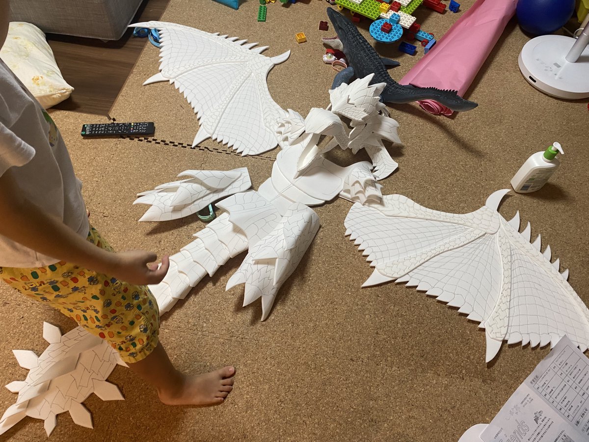 HandmadeDen's tweet photo. ハロウィンコンテストに向けてドラゴン（リオレウス）製作中。
しかしリオレウスっぽくない、、 https://t.co/LFCAagzJZS