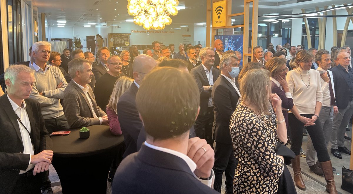 micheljumeau's tweet photo. Des défis, des challenges, des succès collectifs, des 
rencontres formidables… Difficile de résumer 25 années passionnantes chez @orange 
Merci à @fabiennedulac pour sa confiance permanente. 
Merci à toutes mes équipes, tous mes pairs, ce fut un privilège d’œuvrer à vos côtés. https://t.co/9gDy2ZxxEi