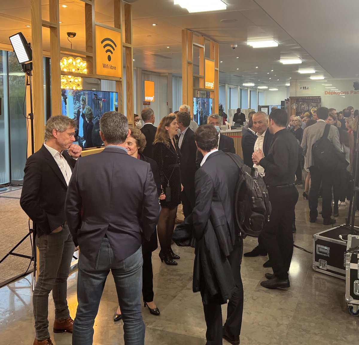 micheljumeau's tweet photo. Des défis, des challenges, des succès collectifs, des 
rencontres formidables… Difficile de résumer 25 années passionnantes chez @orange 
Merci à @fabiennedulac pour sa confiance permanente. 
Merci à toutes mes équipes, tous mes pairs, ce fut un privilège d’œuvrer à vos côtés. https://t.co/9gDy2ZxxEi