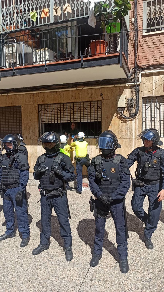 SHVernedaBesos's tweet photo. Pura propaganda. Recordem que Mossos va NEGAR-SE a avisar als sanitaris durant el desnonament de la Lídia al septembre malgrat que ja s'havia intentat treure la vida i corria perill de dessagnar-se

No va ser fins més tard que van avisar l'ambulància després de que l'atenguèssim https://t.co/dX8tKTRYu3
