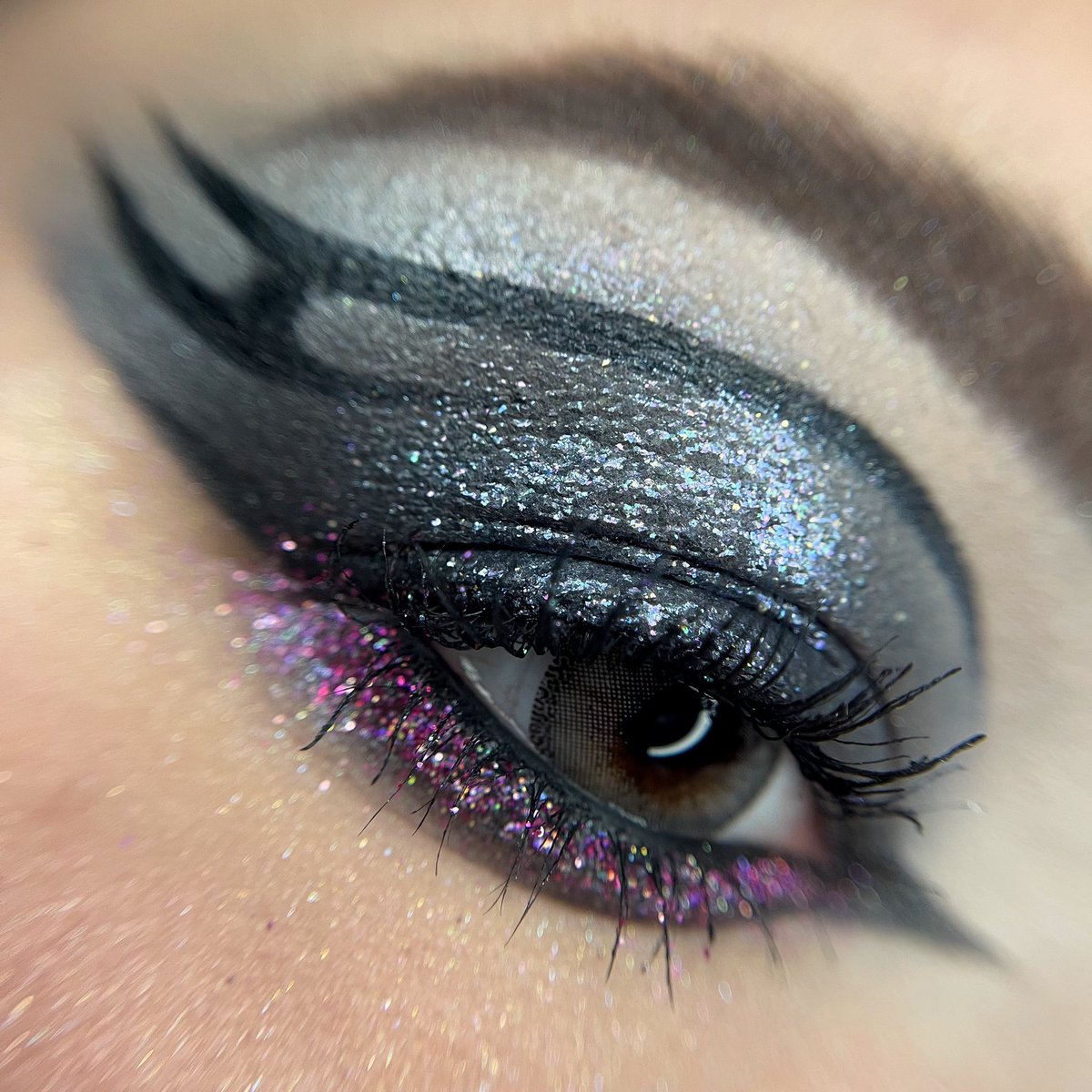 Did this cute thingy using <a href="/LondonCopyright/">London Copyright</a> <a href="/JCatBeauty/">J.Cat Beauty</a> <a href="/MakeupRVLTN/">Makeup Revolution</a> 👀❤️