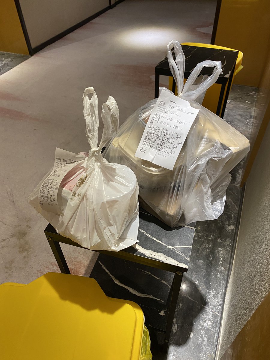 MikaHissa's tweet photo. Hazmat-tyyppi toi oven taakse ruokaa. Ei nämä eväät nyt ihan kamalalta näytä. Kaipa näillä yhden illan ja yön pärjää. #roomlockdown https://t.co/6BnbEOdQz9