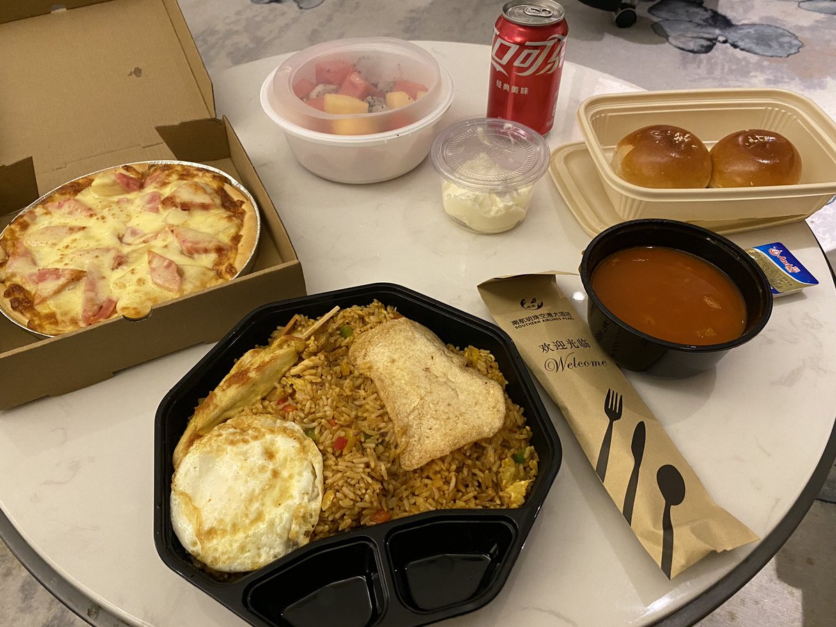 MikaHissa's tweet photo. Hazmat-tyyppi toi oven taakse ruokaa. Ei nämä eväät nyt ihan kamalalta näytä. Kaipa näillä yhden illan ja yön pärjää. #roomlockdown https://t.co/6BnbEOdQz9