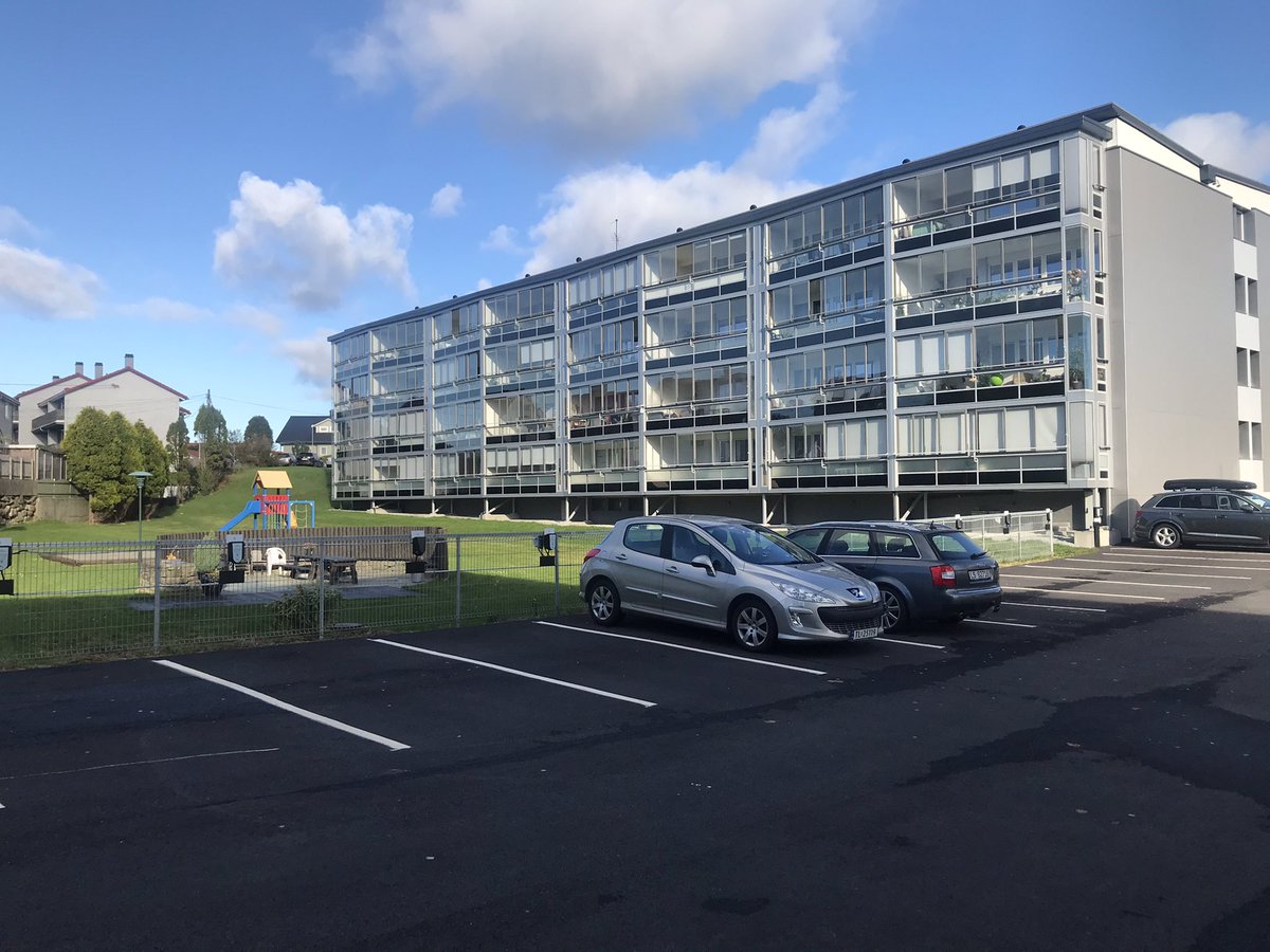 GjersvoldArvid's tweet photo. Sola skinner i Haugesund omdagen. Her er det klargjort for elbillading med Ohmia Charging!
#ANEO #EV #EVCHARGING #Borettslag #Sameie https://t.co/QnqJDghwdl