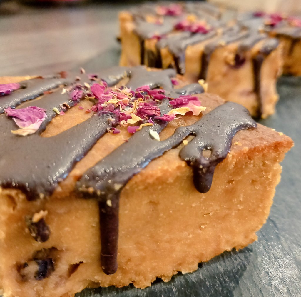 🚫Gluten, Dairy &amp; Egg Free🚫

Thanks to <a href="/NutShed_/">Nutshed</a> we have another tasty alternative available for you.
These delicious plant-based squares will be rotated occasionally but going fast!
#plantBased #eggFree #glutenFree #dairyFree #ProteaCafe #loveProteaCafe #castleconnell