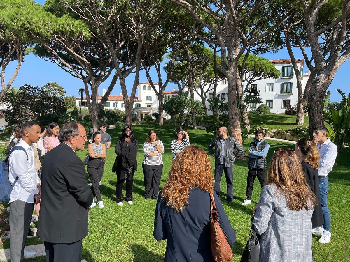 admi_Montilivi's tweet photo. Avui l'alumnat d'#Adi2 de @Ins_Montilivi han gaudit d’una espectacular visita guiada a l’Hostal la Gavina de S’Agaró. La visita s’emmarca dins el mòdul de Projecte.
Agraïm a @lagavinasagaro l’acollida i les explicacions rebudes. https://t.co/0JA46xQ8Ng