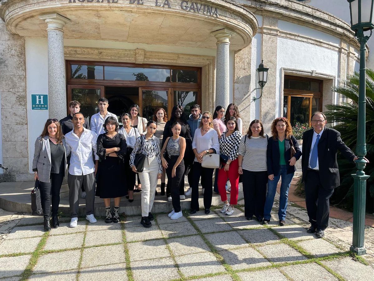 admi_Montilivi's tweet photo. Avui l'alumnat d'#Adi2 de @Ins_Montilivi han gaudit d’una espectacular visita guiada a l’Hostal la Gavina de S’Agaró. La visita s’emmarca dins el mòdul de Projecte.
Agraïm a @lagavinasagaro l’acollida i les explicacions rebudes. https://t.co/0JA46xQ8Ng
