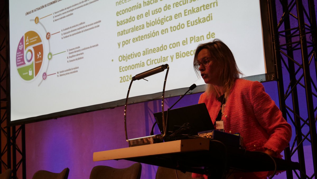 neiker_BRTA's tweet photo. 🪵El modelo económico actual no es sostenible. Nuestra directora general, @LeireBaranano ha presentado esta mañana en #EGURTEK 2022 la “Estrategia de #Bioeconomía Circular en #Euskadi” de @EkoGarapena.

#semanadelamadera2022 https://t.co/vI0iUt6PLB