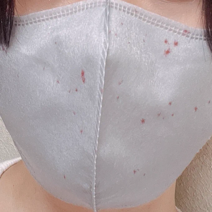 今日さ印刷機の不具合を業者さんに見てもらってたんだけどメンテしてくれたお兄さんが手滑らせてチューブが跳ねてチューブに入ってたインクが見事に私めがけて飛んできて返り血みたくなっちゃった…私これで帰らなきゃいけない… 