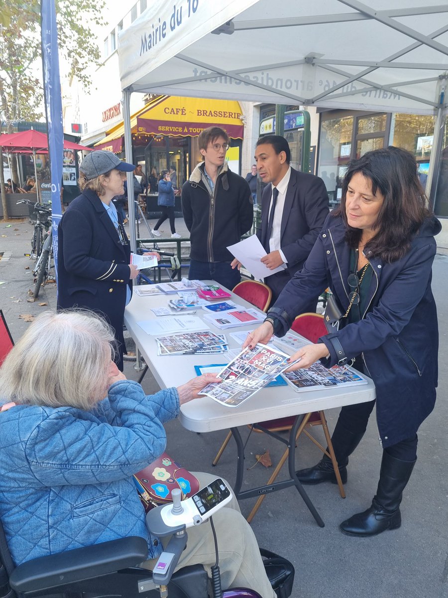mairiedu16's tweet photo. Des élus au contact de la population du XVIe sur le marché Auteuil. Moments d'échange sur les différentes initiatives de la @mairiedu16
#proximite #AVotreEcoute #VieDeQuartier https://t.co/sjC0hXA1ds